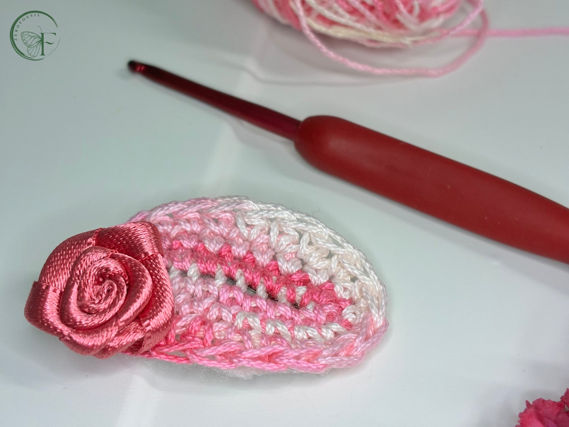 red white crochet hair clip for party wear