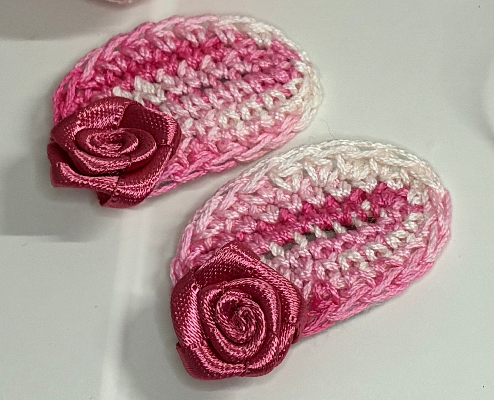 Handmade ombré pink crochet hair clips with satin rose embellishment – Rosemelt floral barrette set for baby and toddler girls