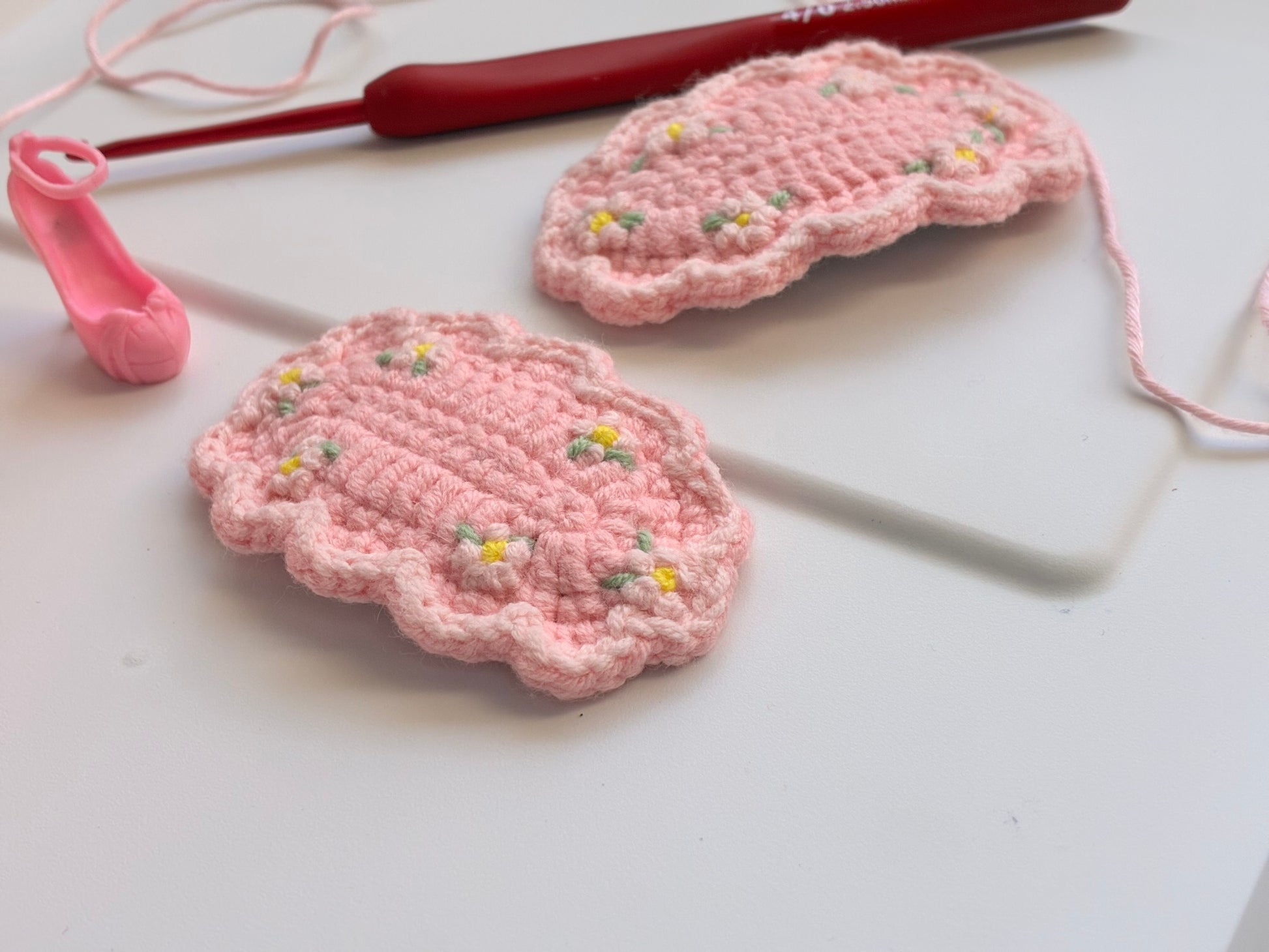 Scalloped-edge handmade hair accessory in soft pink yarn – perfect for newborns and toddlers